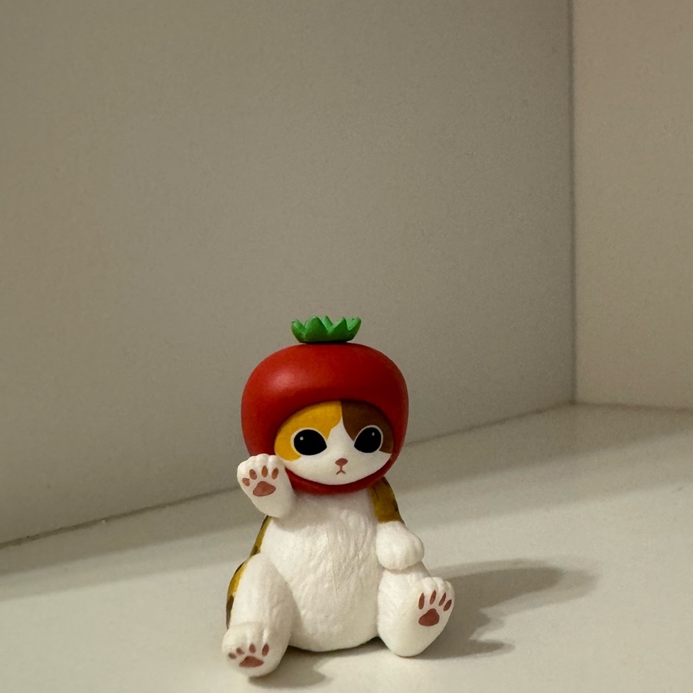 Mofusand: Cat Wearing Tomato Figurine